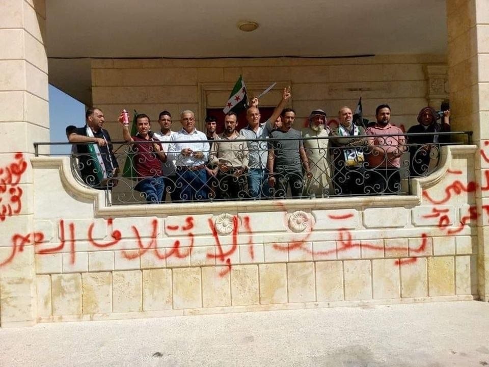محتجون يقتحمون مبنى الحكومة ال...