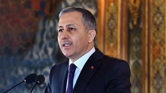 وزير الداخلية التركي يعلن ترحي...