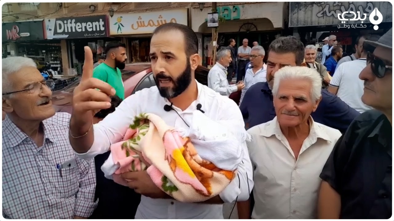 أب يحضر ابنته التي لم يتجاوز ع...