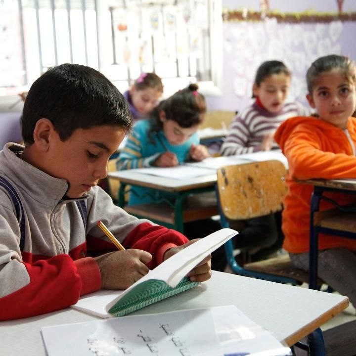 أهالي ديرالزور يشتكون نقص الكت...