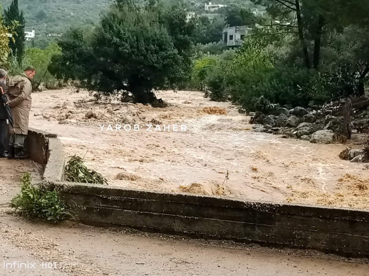 السيول تغمر بلدة في اللاذقية و...