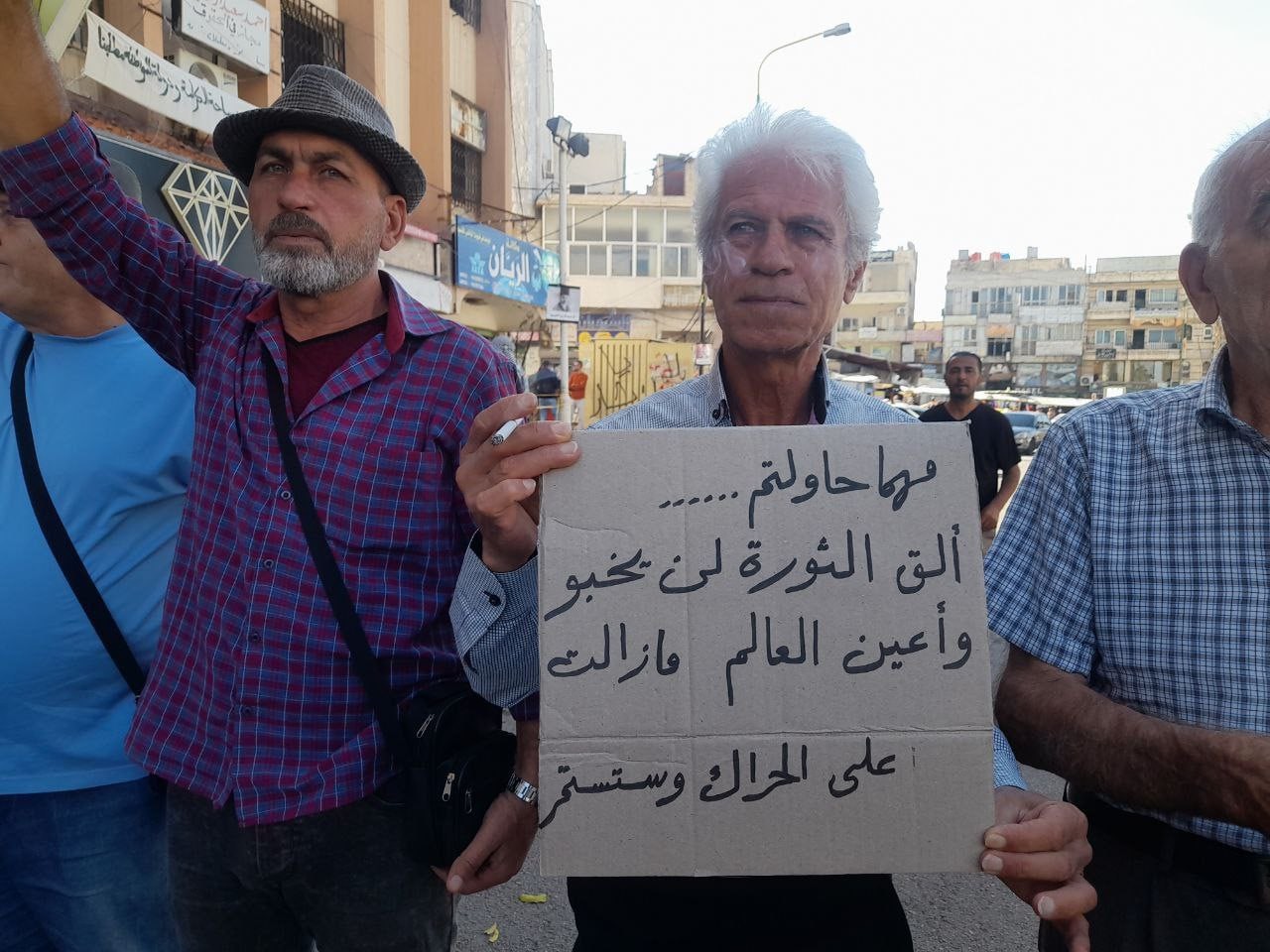 رفعت شعار "تركيب كاتم صوت للرئ...