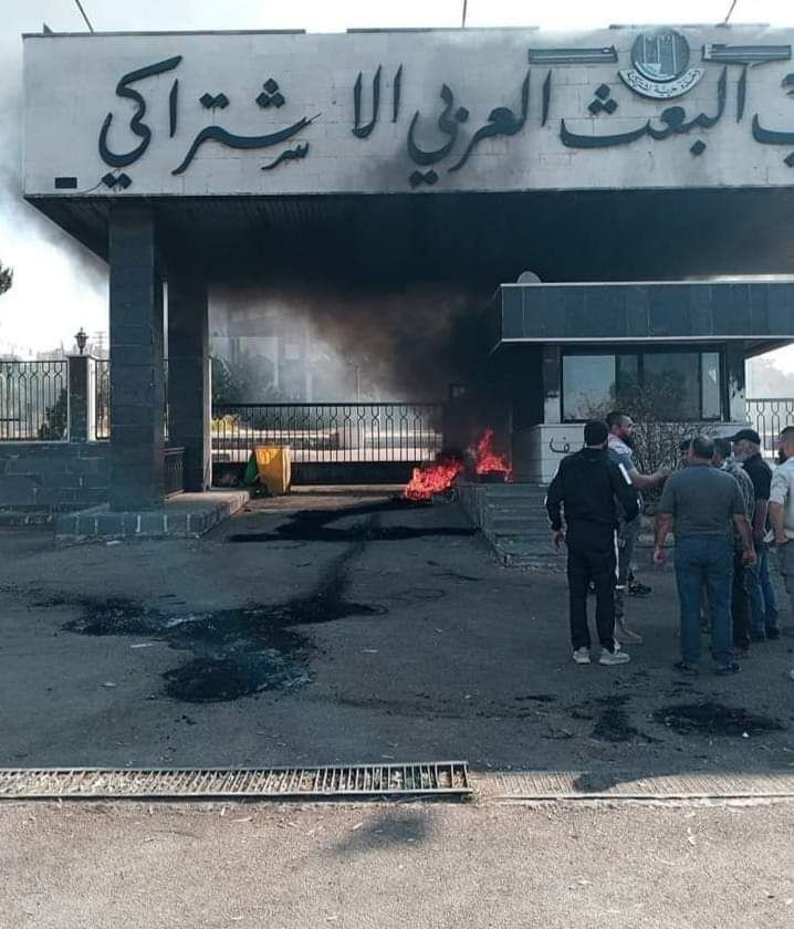 محتجون يشعلون إطارات السيارات...