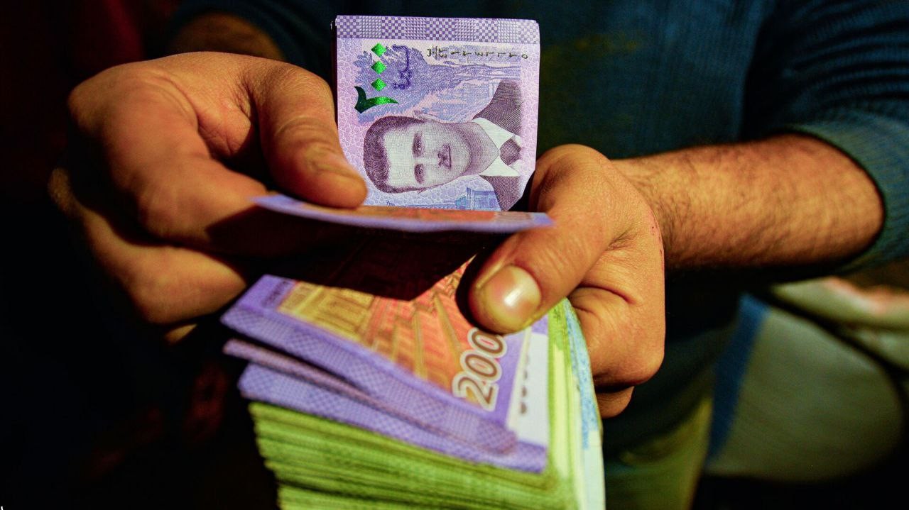 سعر صرف الليرة السورية مقابل ا...
