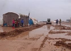 الوحل يمنع  السوريين في المخيم...