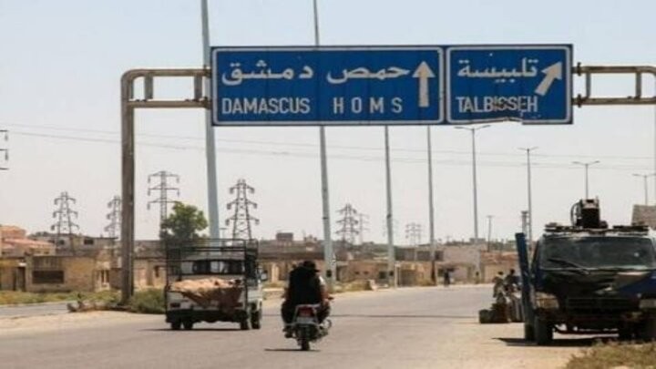مدنيون يقطعون طريق حماة حمص.....