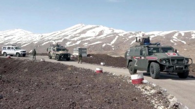 القوات الروسية تسير دورية على...