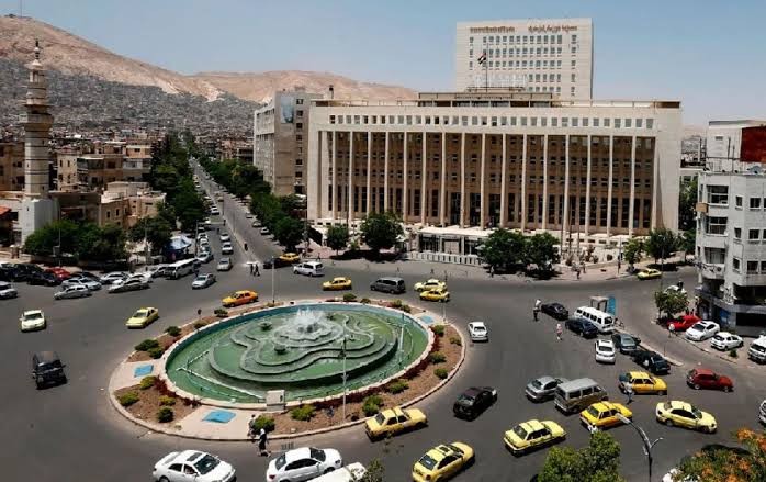 النظام يعتقل سيدة بعد عودتها م...