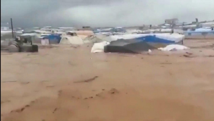 السيول تعمق معاناة النازحين بر...