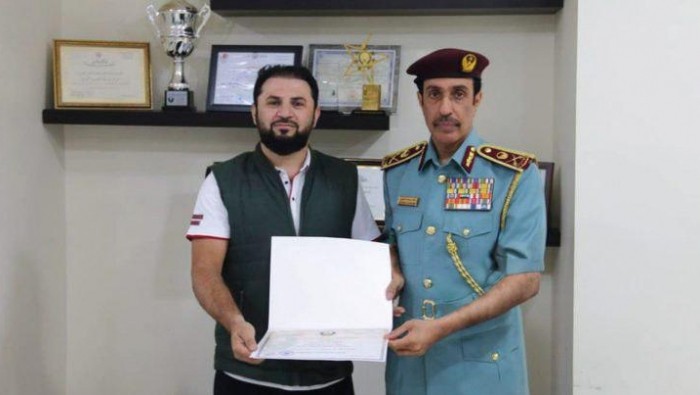 شاب سوري يتلقى تكريماً بالإمار...