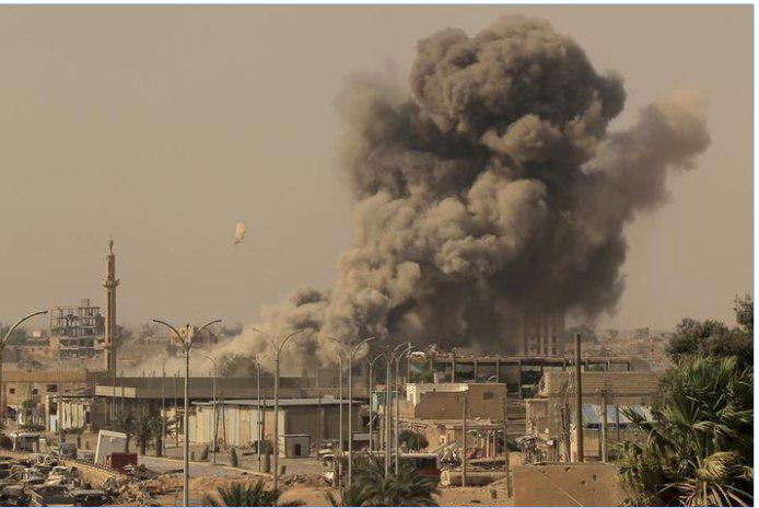 التحالف يقر بمقتل 61 مدنيا "إض...