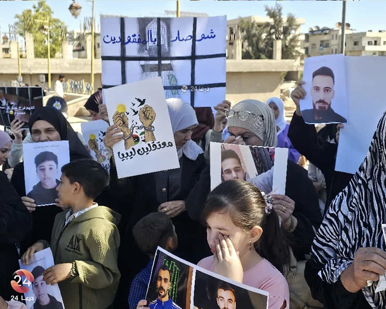 وقفة في درعا تطالب بالكشف عن م...