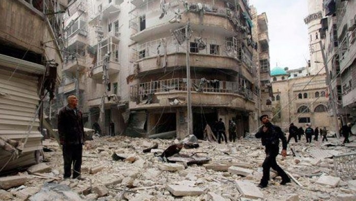 انهيار مبنى في حلب بعد إخلاء ق...