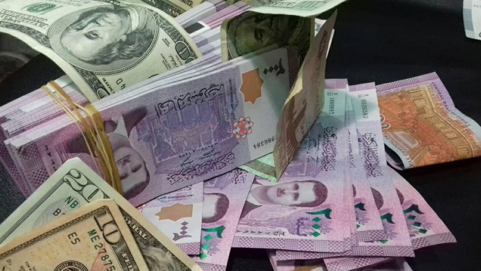سوريا.. الليرة تهوي مجددا أمام...