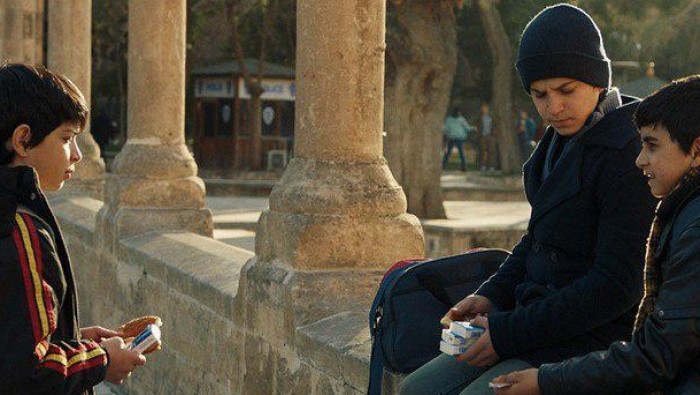 "لا تتركني وحيدا".. فيلم يرصد...