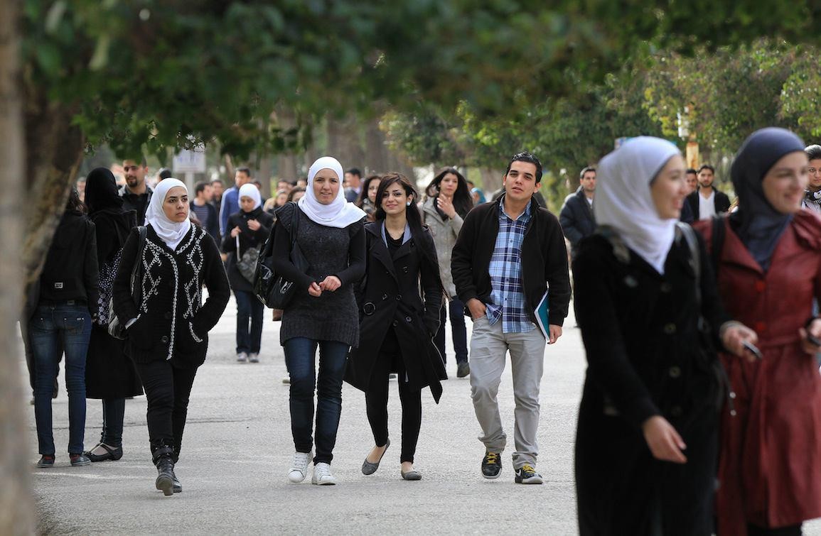طلاب الجامعات يستهجنون قرار نظ...