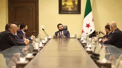 وزير الداخلية يلتقي ضباطاً منش...