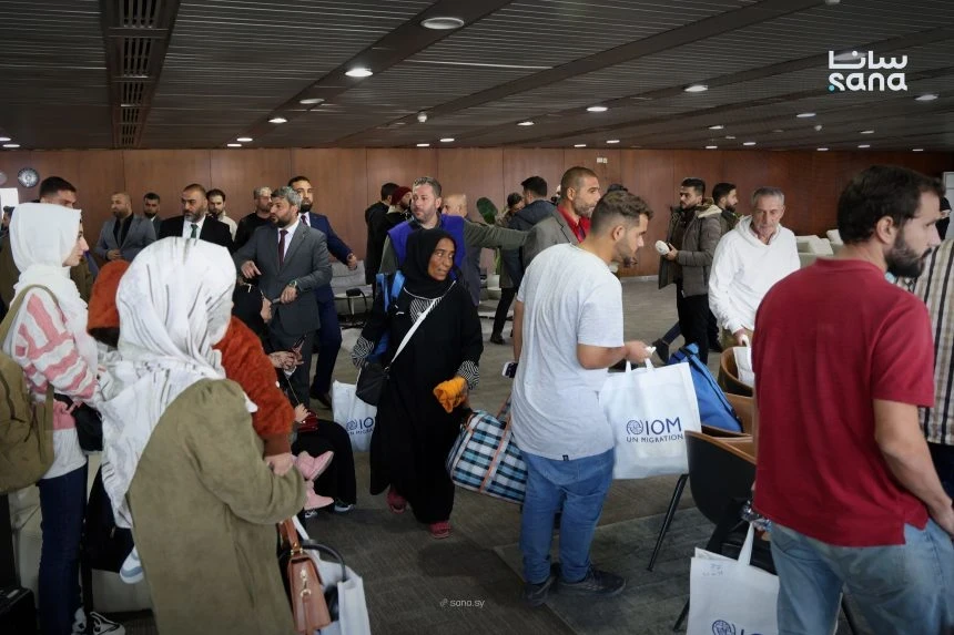 وصول أول طائرة إجلاء لسوريين م...