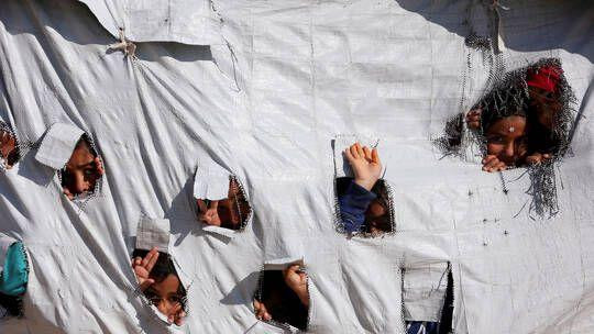 صحيفة: 9.5 ألف طفل عالقون في م...