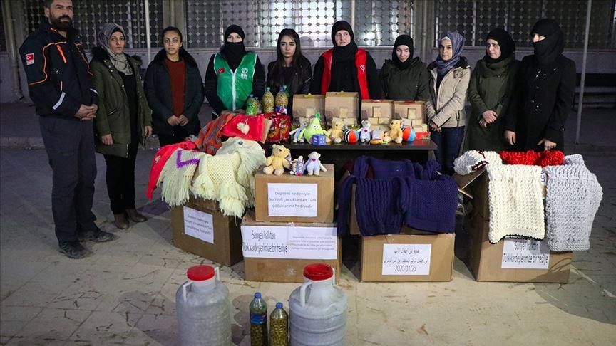 نساء من عفرين يجمعن مساعدات لض...