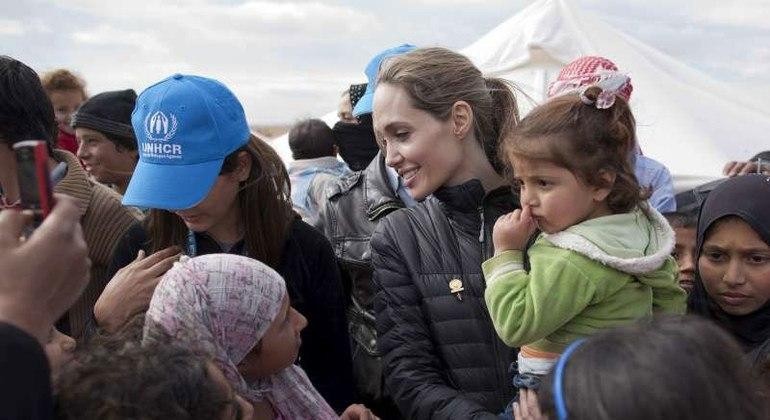 أنجيلنا جولي تندد بتقاعس العال...