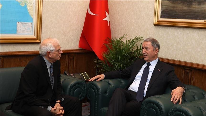 وزير الدفاع التركي ومسؤول أورو...