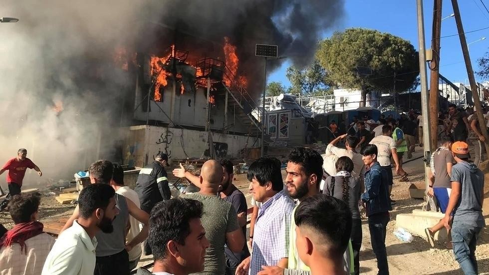وفاة طفلة في حريق بمخيم للمهاج...