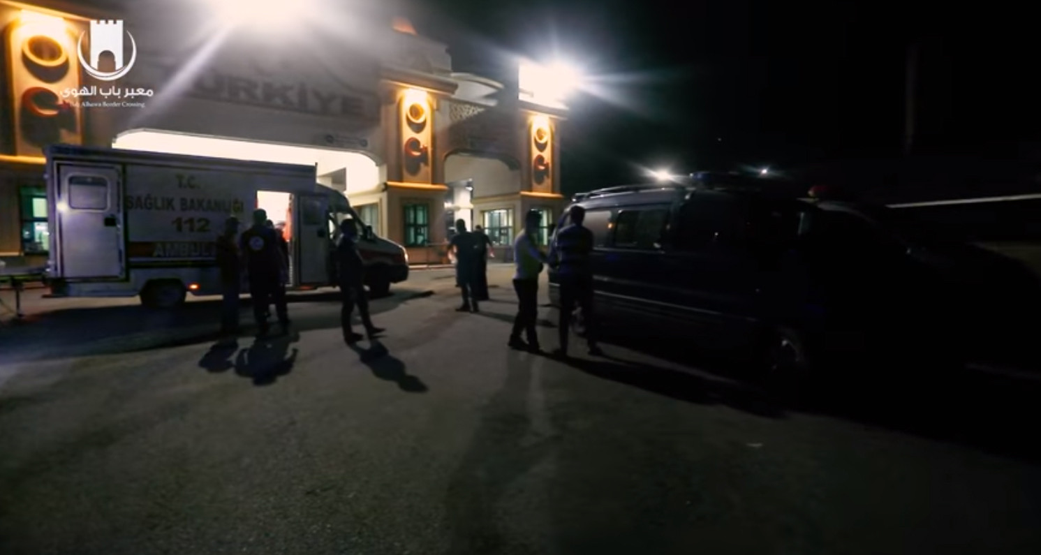 إسعاف عائلة سورية كاملة إلى تر...