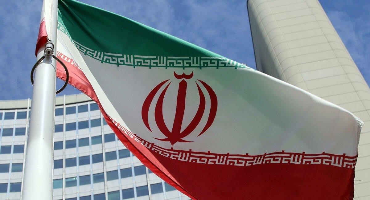 إيران تطالب برفع العقوبات عن ا...