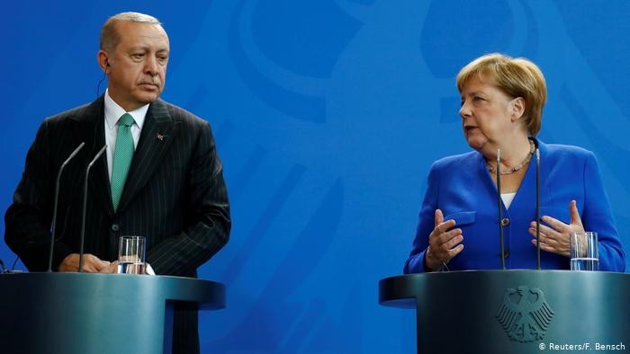 أردوغان وميركل يبحثان الملف ال...