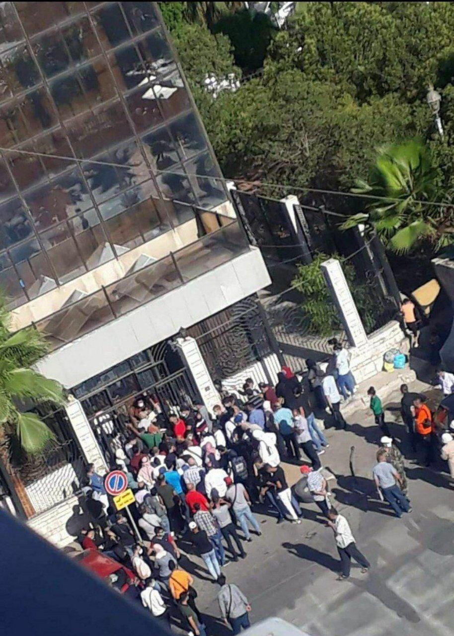 طابور أمام مركز فحص PCR للكشف...