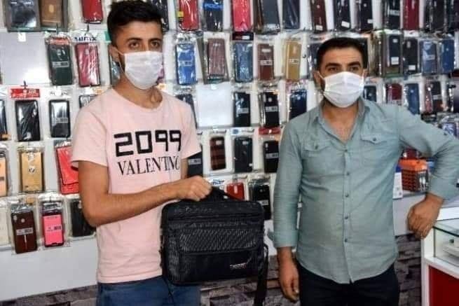 شابا سوري ينقذ رجلا تركيا