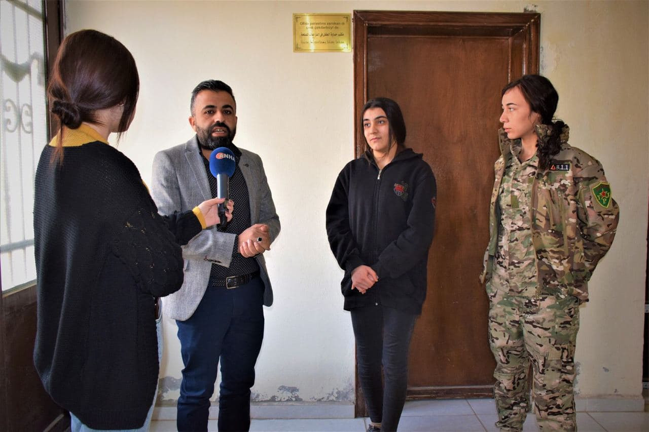 "قسد" تعيد طفلة لذويها اختطفته...