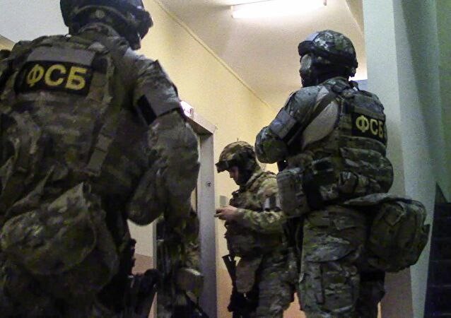 روسيا تعتقل 14 شخصاً بتهمة تمو...