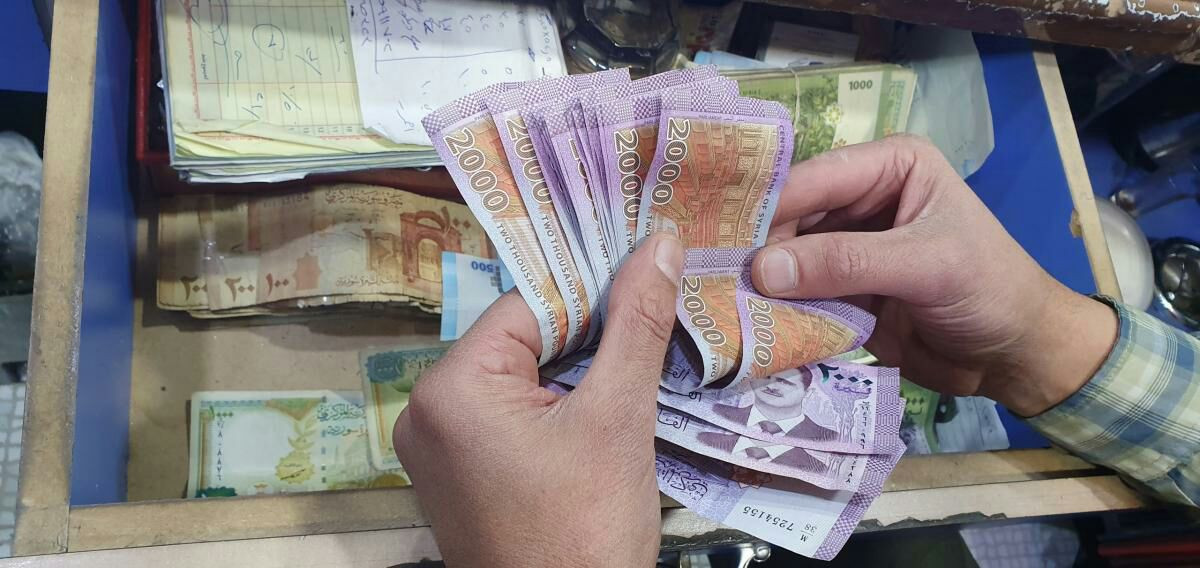 سعر صرف الليرة السورية أمام ال...