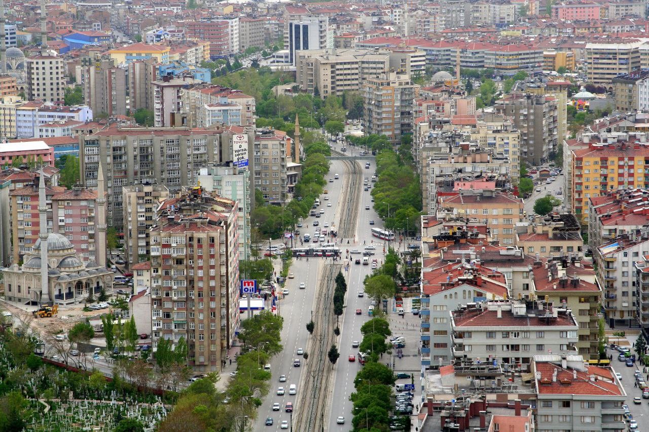 شبان يعتدون بالضرب على طفل سور...