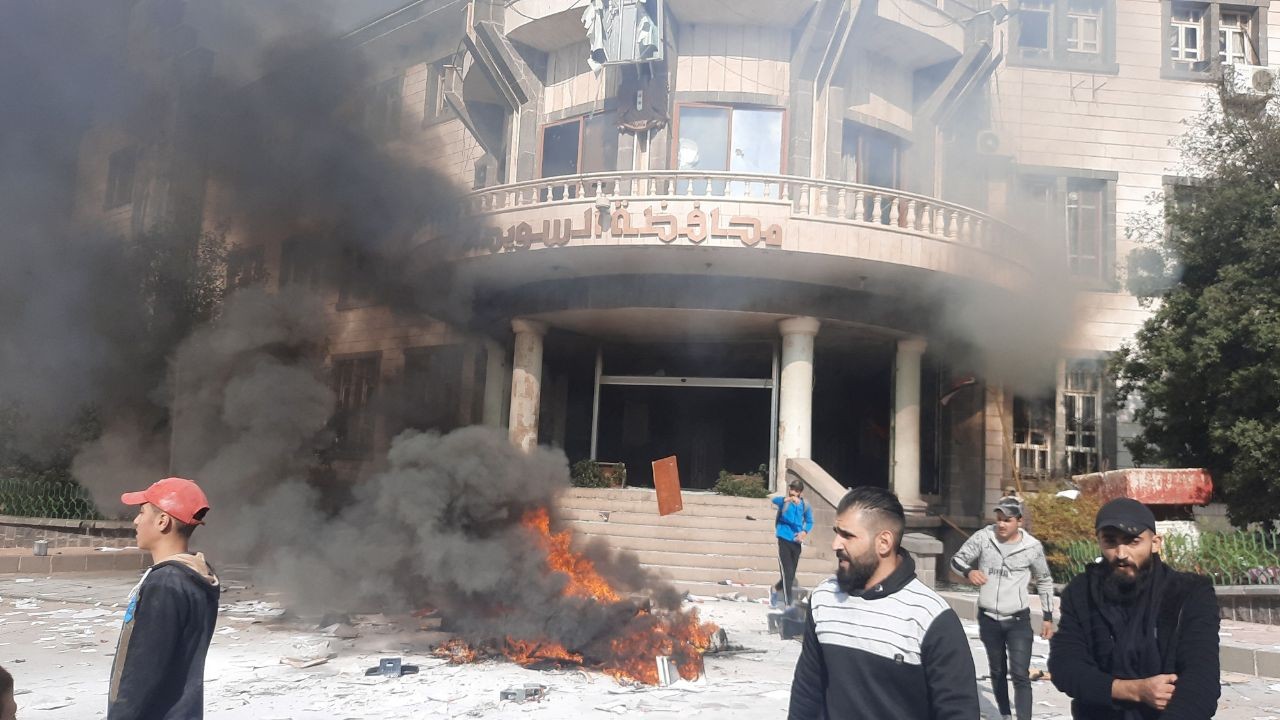 هجوم بالقنابل يستهدف مقرا لـ"ح...