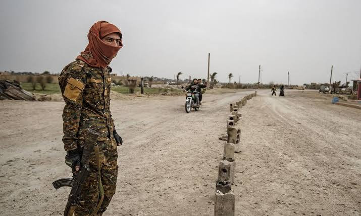 جرحى منهم قيادي في "قسد" بهجوم...