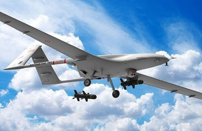 مسيرة تركية تستهدف سيارة لقوات...