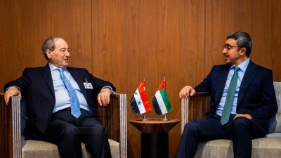 وزير خارجية الإمارات يهاتف الم...