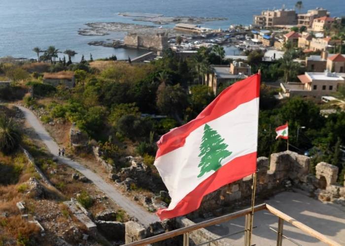 بعد اعتقالهم.. لبنان يرحل أطبا...