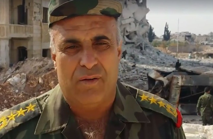 ضابط في جيش الأسد يؤدي التحية...