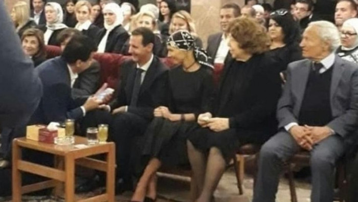 فاروق الشرع يظهر في صورة مع ال...