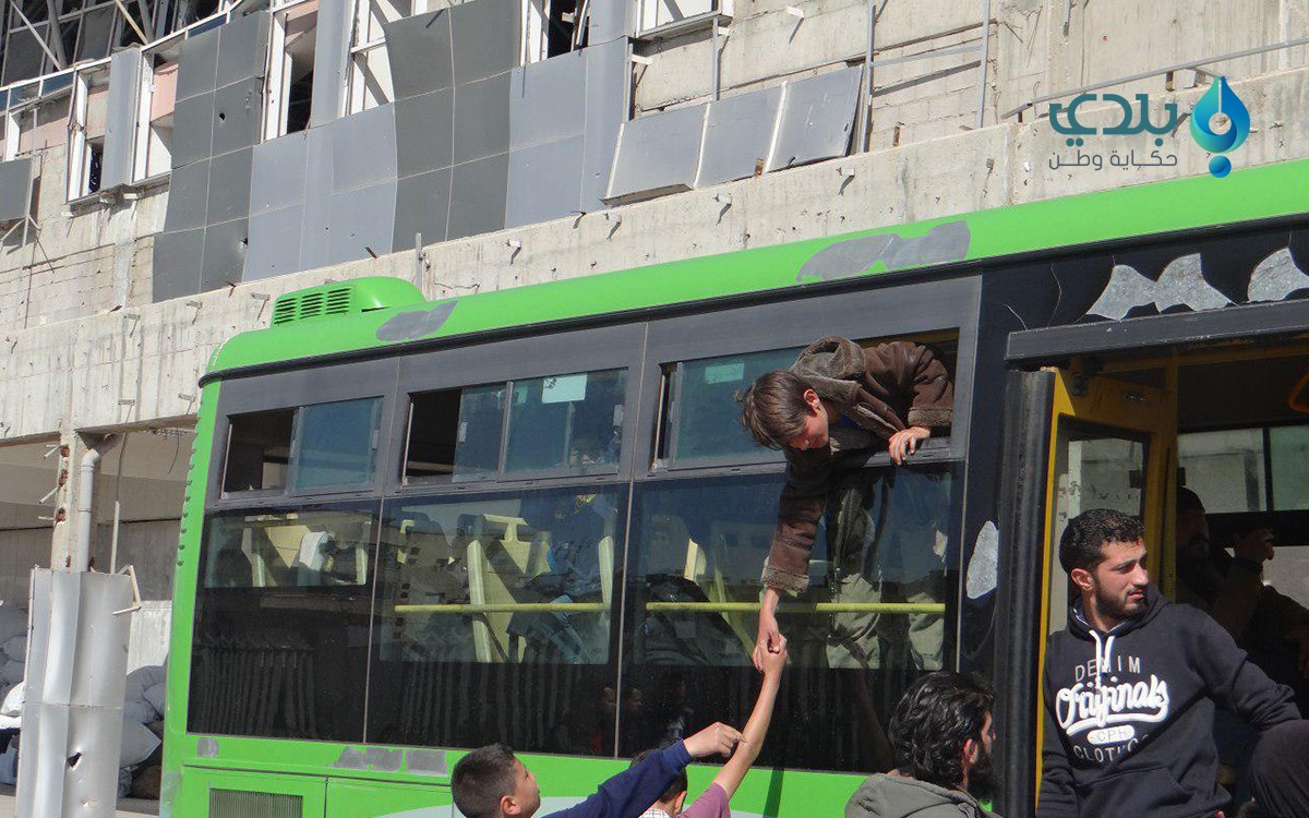 وصول دفعة من مهجري الوعر إلى ج...