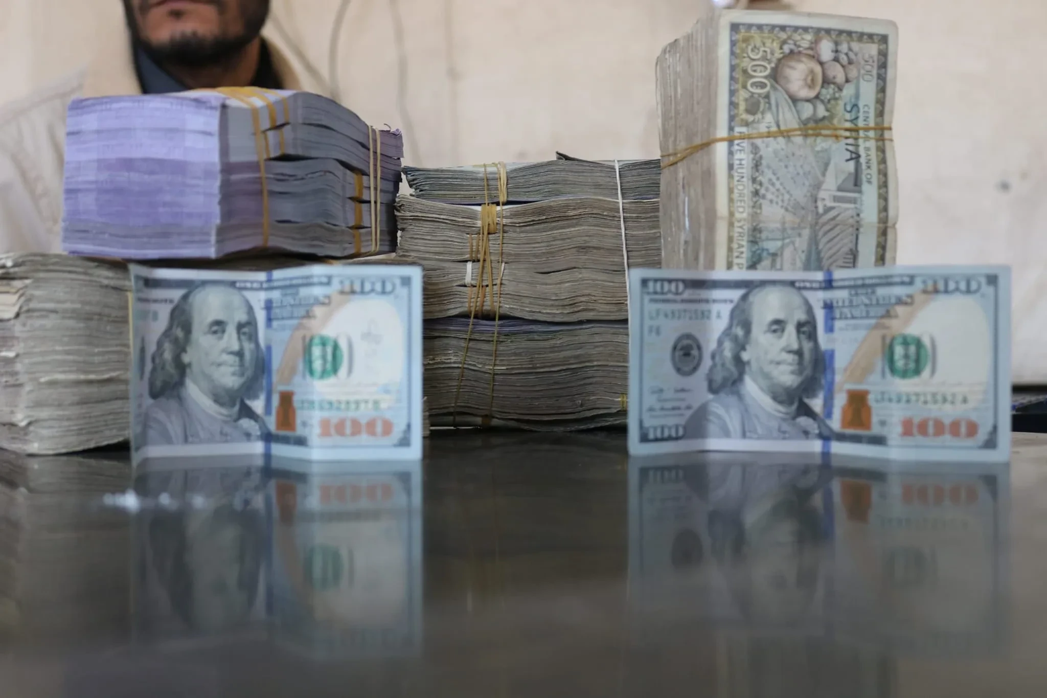 تراجع حوالات السوريين 40% يفاق...