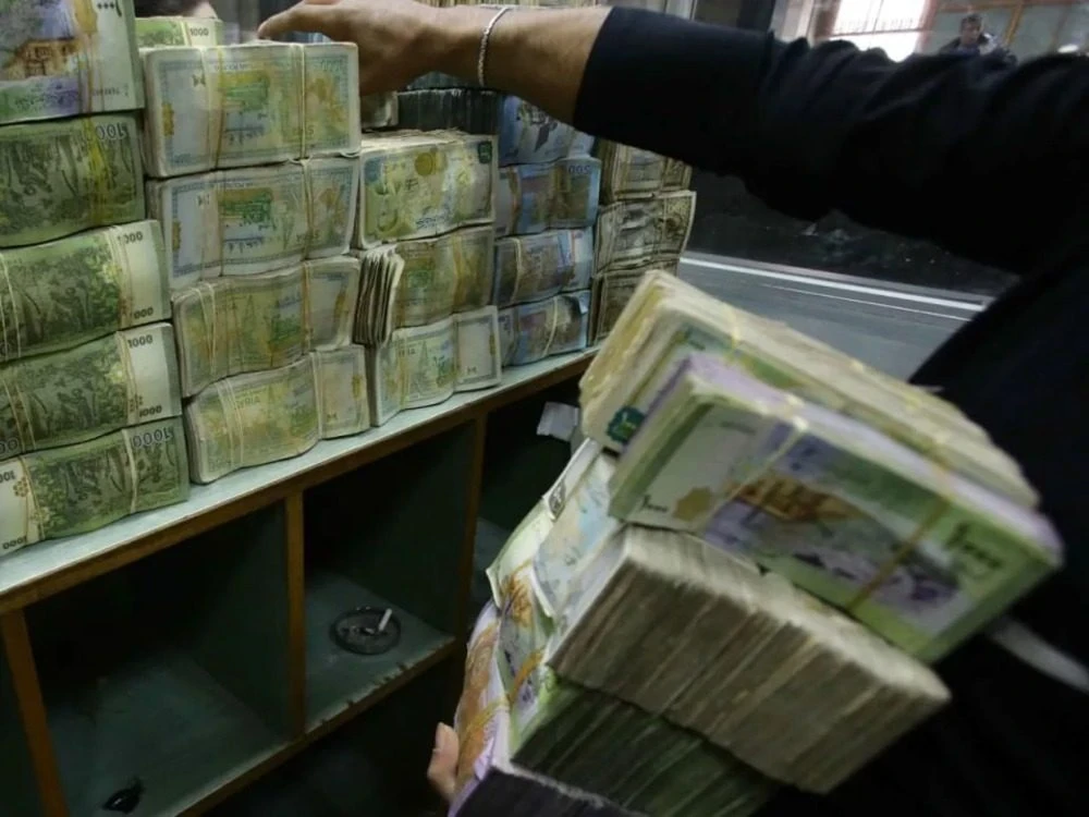 المالية السورية تنقل رواتب موظ...