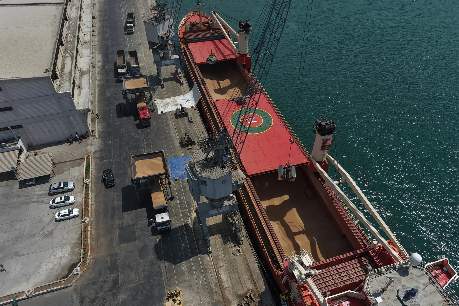 وصول شحنة قمح ضخمة من روسيا وأ...