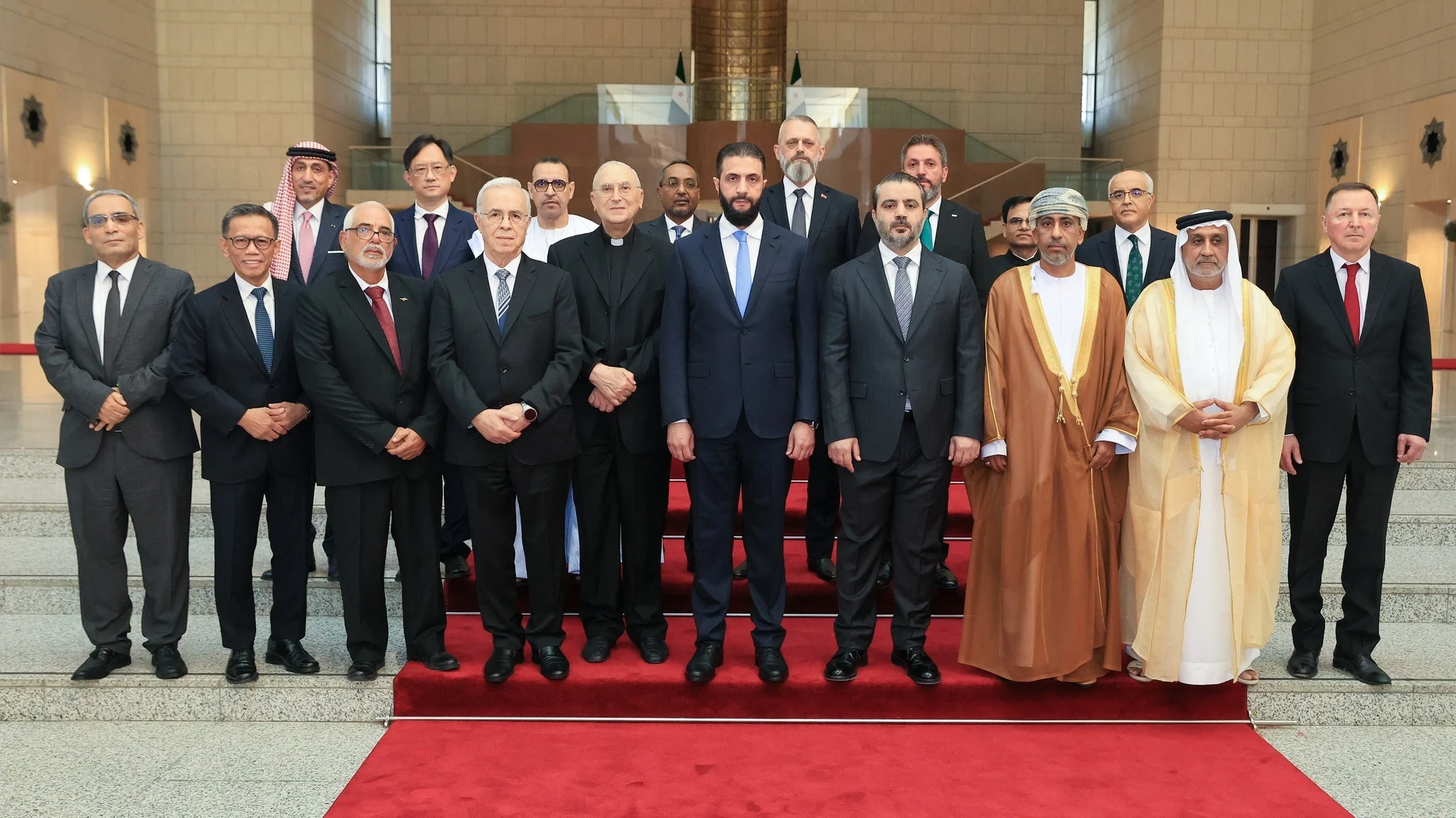 "الشرع" يتسلم أوراق اعتماد سفر...