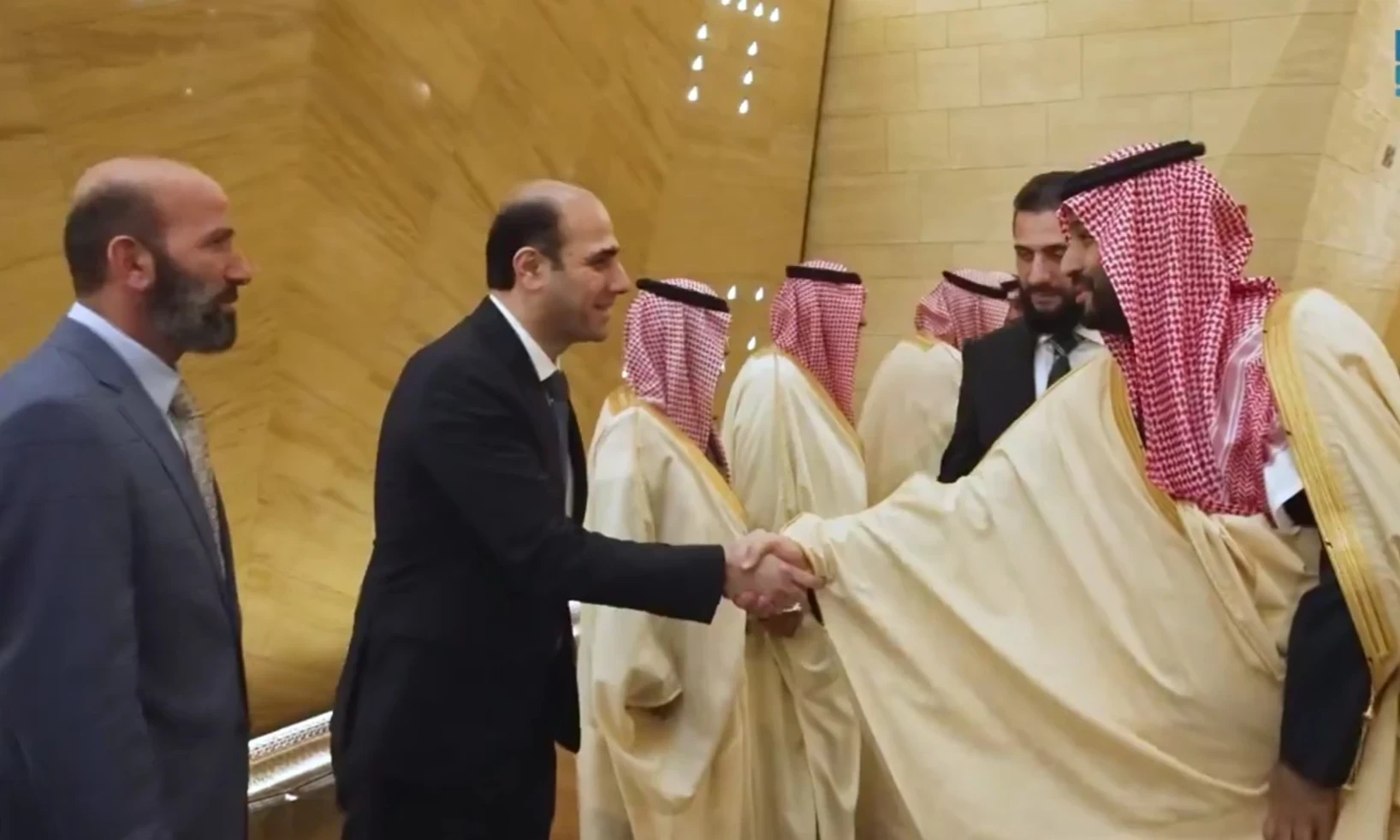 رويترز تكشف: لجنة ظل تُعيد هيك...